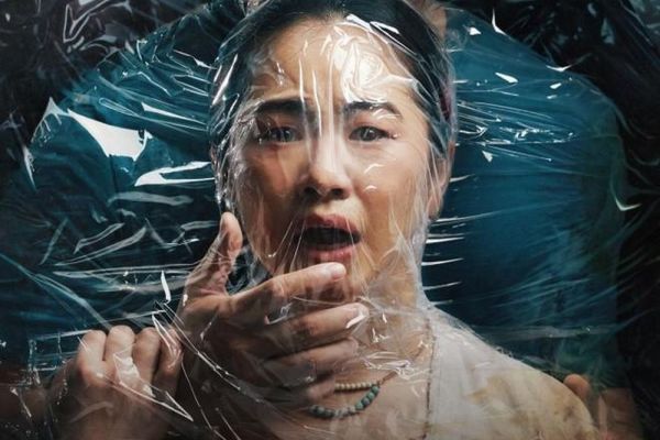 Lương Bích Hữu 'ngộp thở' bởi Trương Thế Vinh trên teaser poster phim 'Án mạng lầu 4'