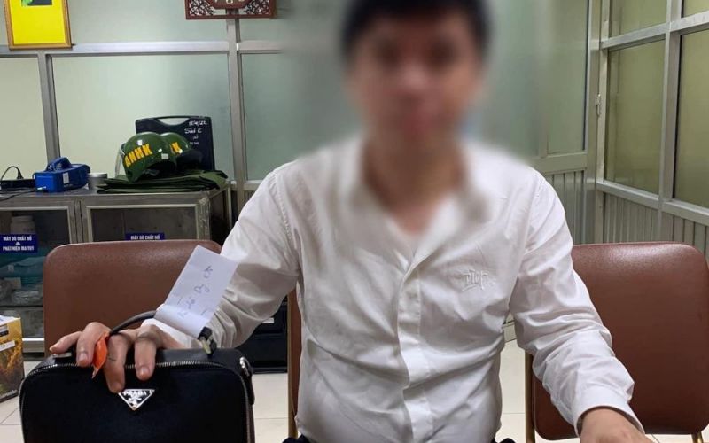 Nam hành khách bỏ quên ví hàng hiệu chứa trăm triệu ở sân bay Nội Bài