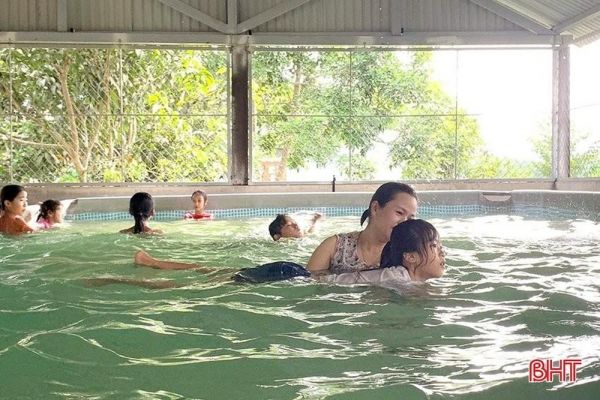 Phụ huynh Hà Tĩnh trang bị kỹ năng bơi cho con