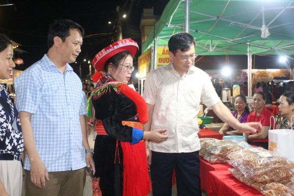 Sắc màu văn hóa dân tộc Dao - Chợ đêm Phố Cổ Na Rì thu hút đông đảo du khách