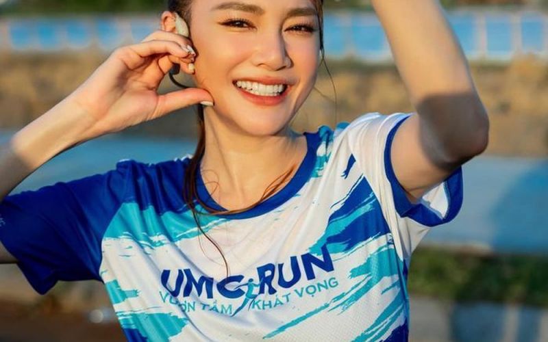 Sao Việt gây tranh cãi khi trang điểm đậm, làm tóc cầu kỳ để tham gia giải chạy