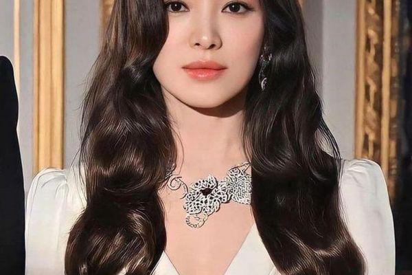 Song Hye Kyo lần đầu nhuộm tóc vàng, ăn mặc cực cháy khiến netizen trầm trồ