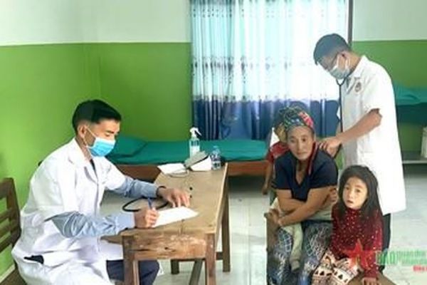 Tận tình chăm lo sức khỏe cho nhân dân Lào