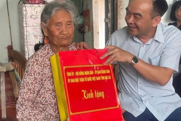 Thăm, tặng quà thân nhân, chiến sĩ tham gia chiến dịch Điện Biên Phủ tại các huyện Ia Pa, Phú Thiện và Krông Pa