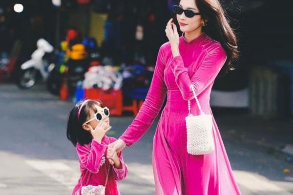 Thời trang mẹ con sao Việt: Hoa hậu Đặng Thu Thảo và con gái giản dị mà vẫn sang trọng
