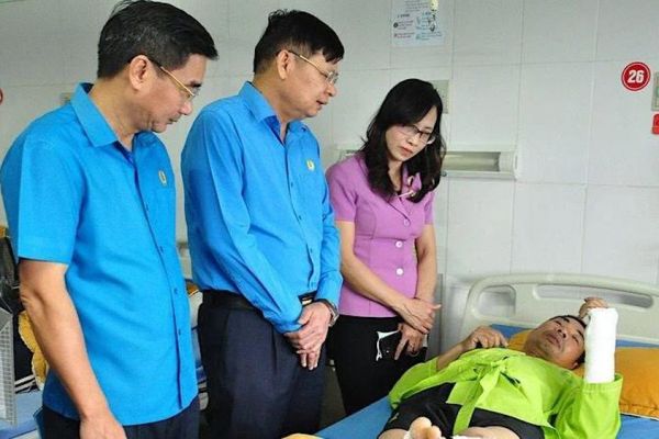 Tổng Liên đoàn Lao động Việt Nam thăm viếng gia đình các nạn nhân tử vong do tai nạn lao động ở Yên Bái