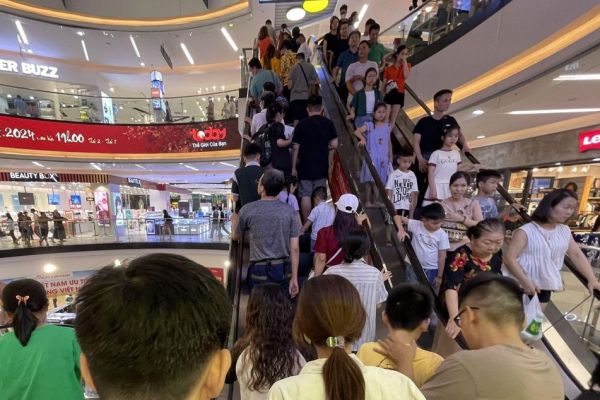 TP Hồ Chí Minh: Người dân đổ về các siêu thị, trung tâm thương mại 'trốn nóng'