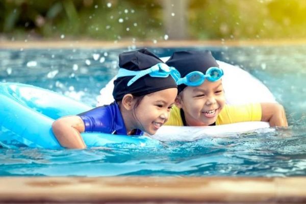 Trẻ mấy tuổi học bơi tốt nhất?