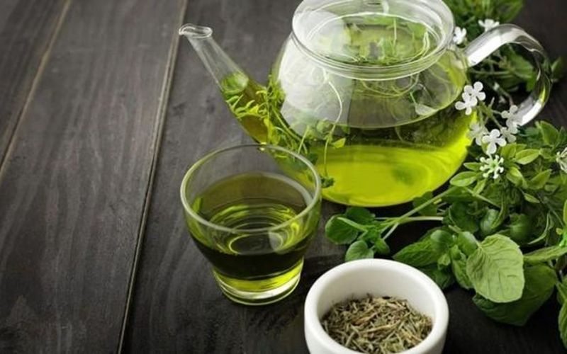 Uống trà xanh mỗi ngày mang lại lợi ích sức khỏe tuyệt vời, nhưng những người này nên tránh xa