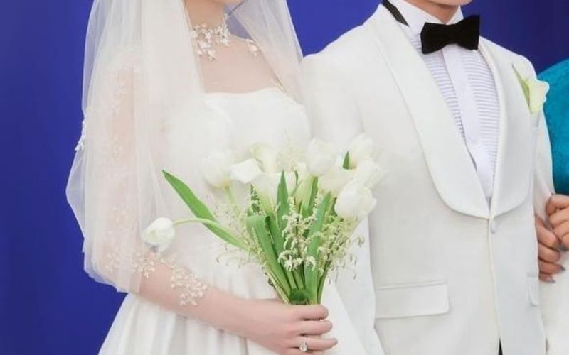 Vì sao vợ chồng Quang Hải - Chu Thanh Huyền lại có bó hoa cưới độc lạ đến thế?