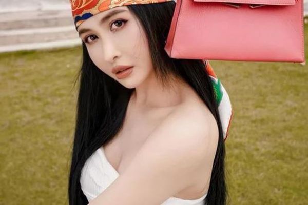 Vợ đại gia giàu nhất nhì Việt Nam với dàn đồ hiệu 'lóa mắt'